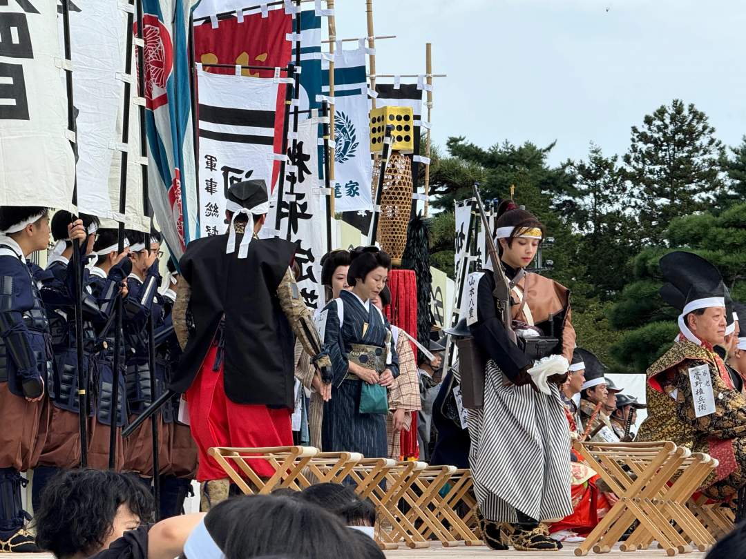 明治元年（1868）戸の口原での戦いで決定的打撃を受けてた白虎隊の少年たち。隧道を通って飯盛山へと落ち延びた際、市中火災を眺めて鶴ヶ城が落城したものと早計し、白虎隊の少年たちはその場で自刃しました。（画像は会津祭りの様子です）

16:30　会津東山温泉宿を散策
会津の奥座敷・東山温泉は今から約1300年前、名僧・行基によって発見されたと言われ、奥羽三楽郷に数えられる歴史ある温泉郷です。往時の雰囲気を味わい足湯につかります。

17:30　ホテルなどお客様の指定の場所に送迎します