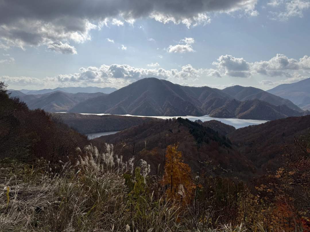５月～１０月中旬までは、西吾妻スカイバレー（県道2号）」で、米沢の白布温泉と裏磐梯の桧原湖（早稲沢温泉側）を結ぶ約18kmの山岳観光道路を通ります。紅葉や新緑が美しい絶景ワインディングロード！
冬季は喜多方市を経由して米沢市に入ります。