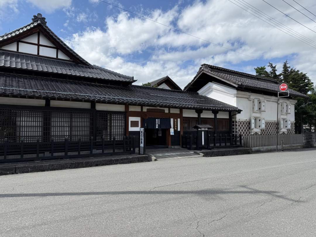 日本酒の伝統的な醸造方法を知ることができる醸造所兼博物館です。1984年に復元されたもので、伝統的な雰囲気を保ちながら、近代的な酒造り施設として今も続いています。