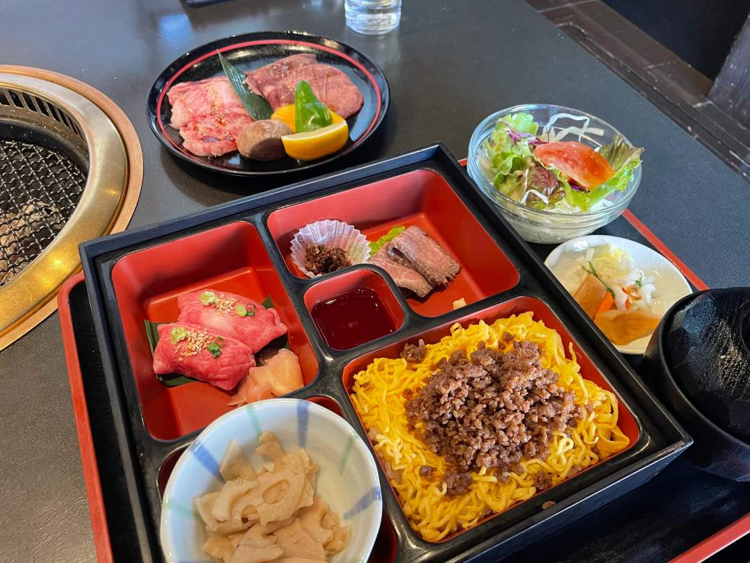 米沢牛は、山形県置賜地方で飼育される黒毛和種のブランド牛。細やかな霜降りと、口に入れた途端に溶け出す上質な脂の美味しさが特徴です！ぜひご堪能ください！