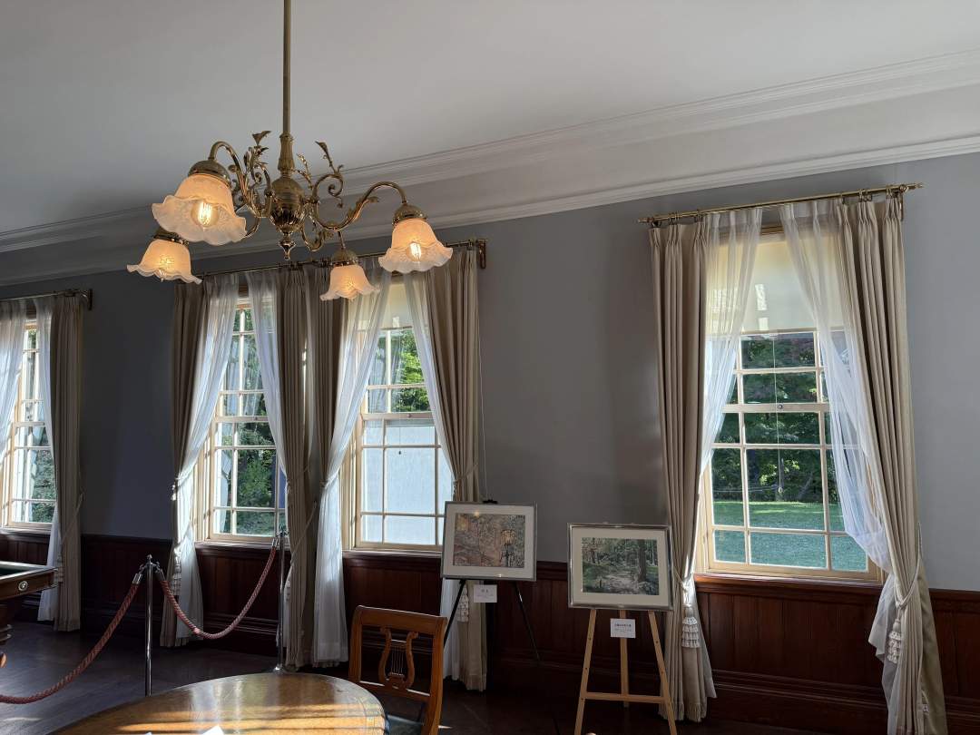 昭和天皇、香淳皇后が大正13年に新婚旅行で一夏を過ごされました。昭和54年に国指定重要文化財となり、昭和57年より一般公開しています