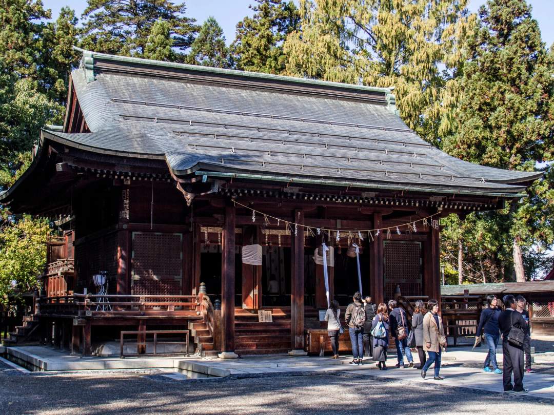 上杉謙信公を祀る戦国の聖地　開運スポットと言われる上杉神社を中心に巡り、歴史ある酒蔵、日本三大和牛のひとつとして有名な「米沢牛」を堪能いただきます。
米沢の産業を支えた紅花をはじめ織物などのお好きな体験をチョイスできます。
織元の主人やスタッフに教えていただきながら、世界に一点だけのお土産も完成。