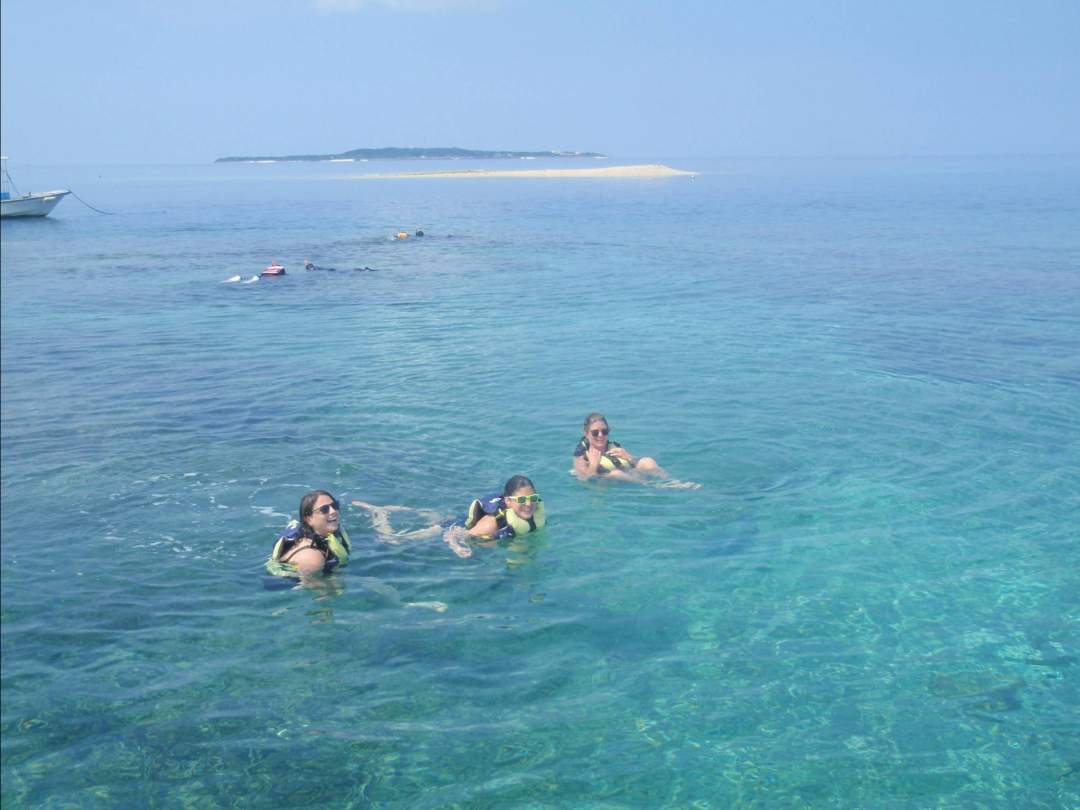 初心者はバラス島周辺で泳ぎます。