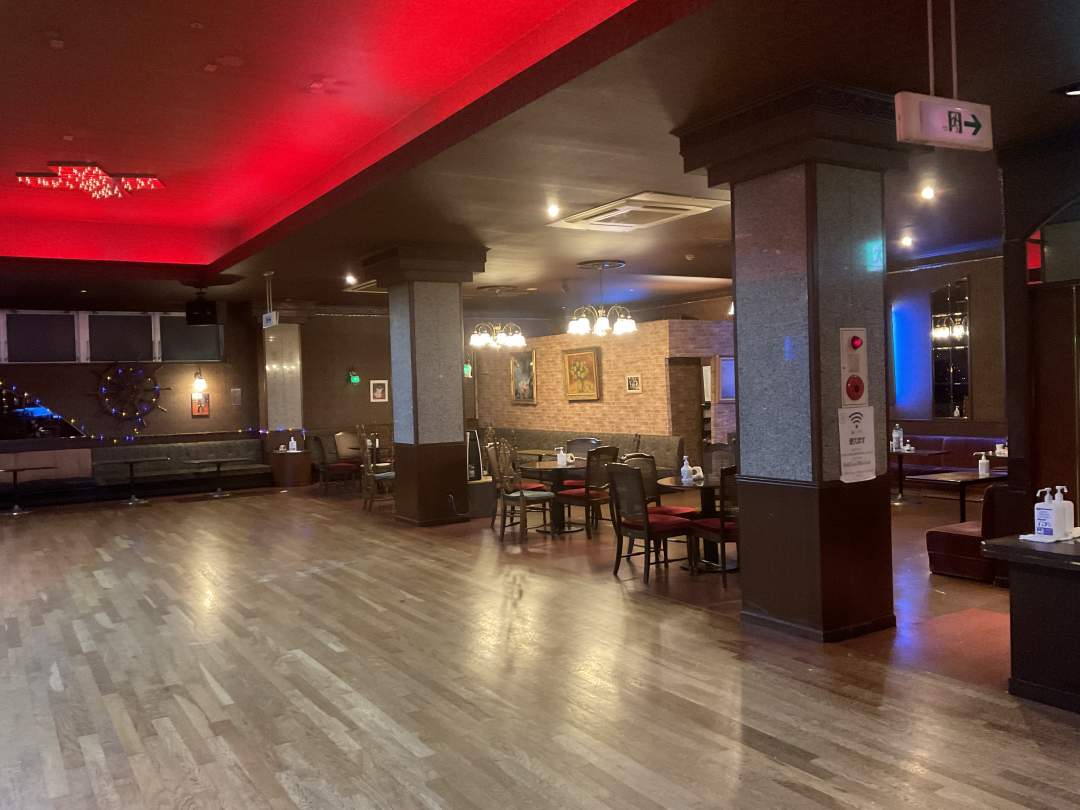 会場内は居心地が良く、個別のテーブルや快適な椅子が配置されており、ダンスやパフォーマンスを楽しむのに十分なスペースがあります。温かく落ち着いた雰囲気で、参加者がリラックスして過ごせます。