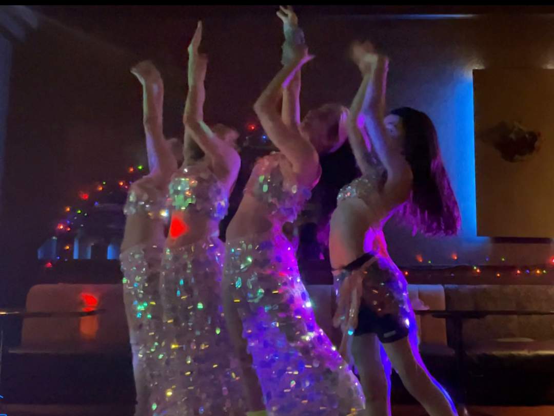 スタジオの生徒たちが衣装を着てパフォーマンス準備中の写真。イベント当日はベリーダンスショーも開催されます。