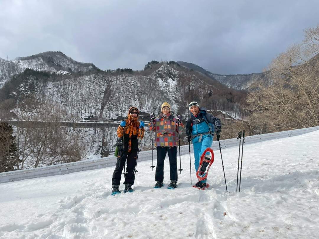 春の足音を聞く「スノーシュー・ウォーク」
まずは、誰も踏んでいない雪の上をスノーシューでサクサクと歩くことから始めましょう。
 耳を澄ませば聞こえるのは、自分の呼吸と、雪を踏む音だけ。
ガイドがこっそり教えてくれる「木の芽」や「雪解けのサイン」を見つけるたび、
厳しい冬の下で春を待つ生命力に勇気づけられます。 
運動が苦手でも大丈夫。景色を味わいながら、ゆっくりと身体を目覚めさせていきます。