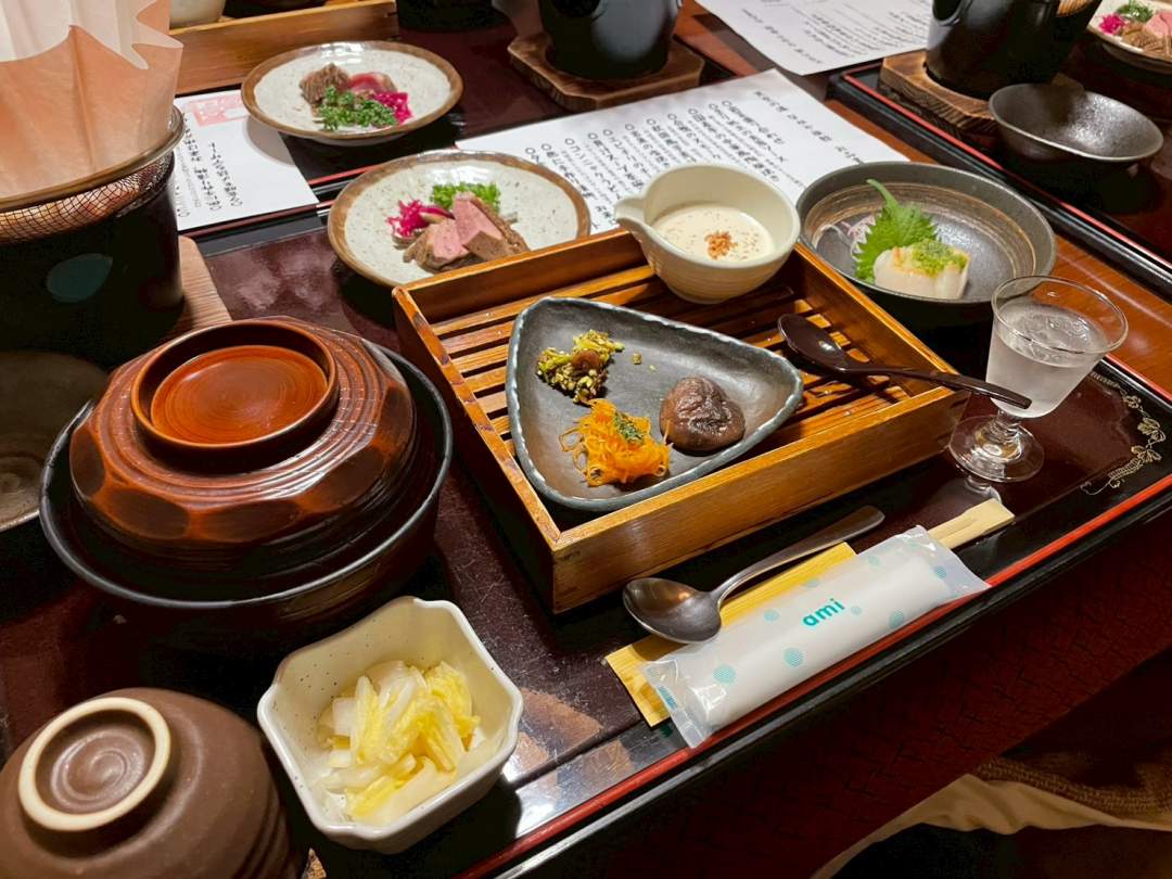 雪と温泉と生きる「地元の人々との対話」
豪雪地帯であるみなかみで、雪や温泉の恵みを活かして暮らす人々。
「大変な雪を、どう楽しむか」を知っている地元の方々とのふれあいは、
このリトリートの隠れた宝物です。 古くからの知恵や、雪国ならではの
温かいおもてなしの心に触れ、心がほぐれるひとときを過ごします。