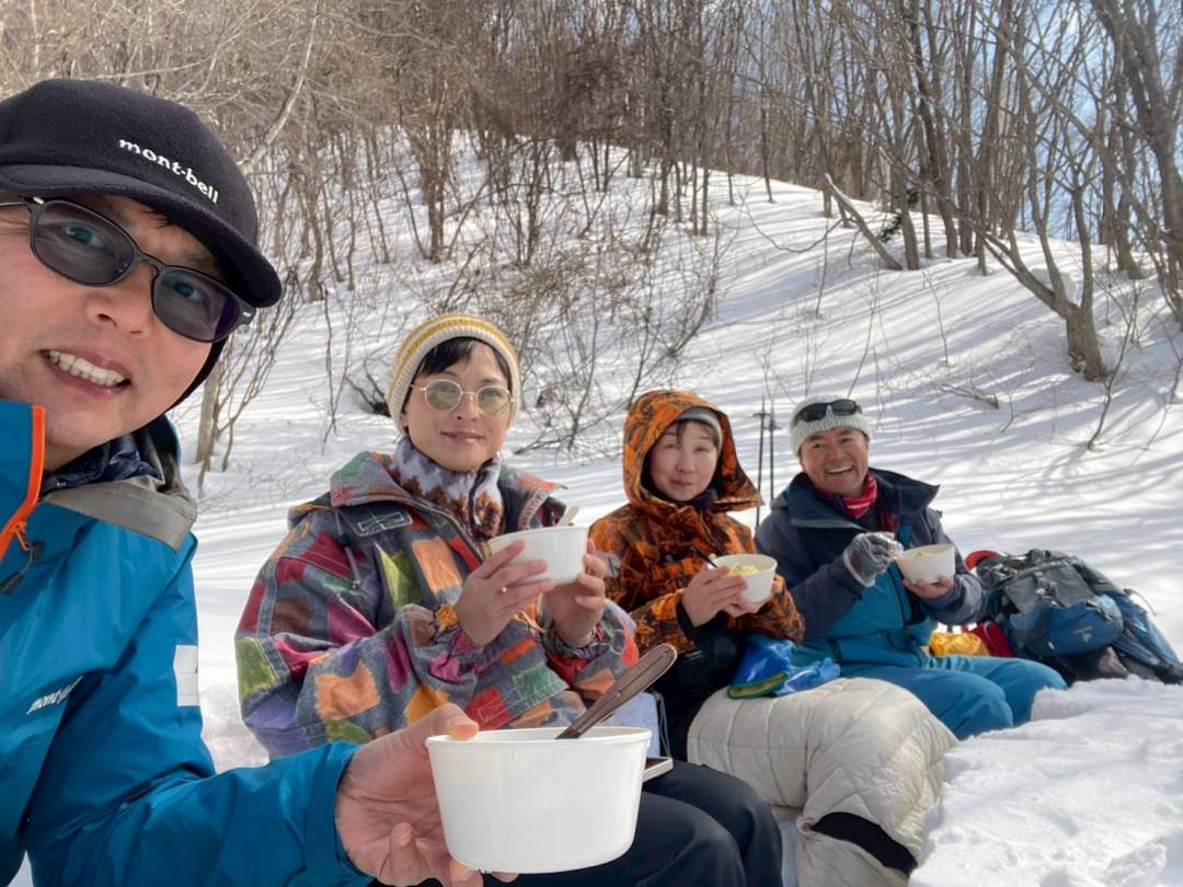 心も体も温まる「雪上ランチ」
たくさん動いて思考をリセットしたあとは、雪で作った特設テーブルでランチタイム。 
ガイドと一緒に作る、湯気の立つあったかいスープや煮込み料理。 

キリッと冷えた空気の中で、熱々の料理を頬張る幸せ。
「おいしいね」と顔を見合わせる瞬間、参加者の距離もぐっと縮まります。