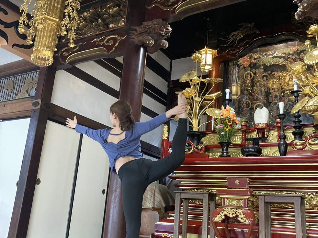 スノーボードを終えたあとは、ヨガと瞑想の時間です。
普段は、スノーボードを終えた後に自分の身体を労るということは
なかなかないのではないでしょうか？

今回は、スノーボードで酷使した身体をゆっくり伸ばし、
ポーズをとりながら、自分の身体を丁寧に労っていきます。

ヨガを続けていくうちに、自然と心も身体も落ち着き、
整っていくのを感じられるはずです。

また、イベント当日だけでなく、日常でも取り入れやすい
ポーズをお伝えするので、この先もお家で自分の身体をケアしていくことができます。