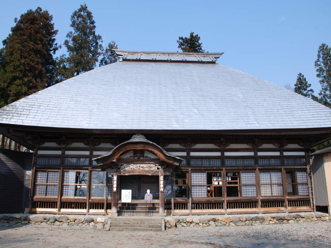 ツアーを終えた後に希望者のみ、永林寺にて住職のお話を伺う時間を設けています。
永林寺は、500年以上の歴史があり、さらに日本のミケランジェロとも言われる、江戸彫りの名匠、石川雲蝶の彫刻作品を数多く鑑賞できる、とても貴重な寺院です。

普段はなかなか聞くことのできない住職のお話を、歴史を感じるお寺で聞くことで、言葉がスーッと入りこみ、新たな考え方や価値観に触れる時間になることと思います。

スキー場だけで終わりがちだった旅に、地域を巡りながら魚沼の歴史を感じられる体験が加わるのも、この企画ならではの魅力です。
