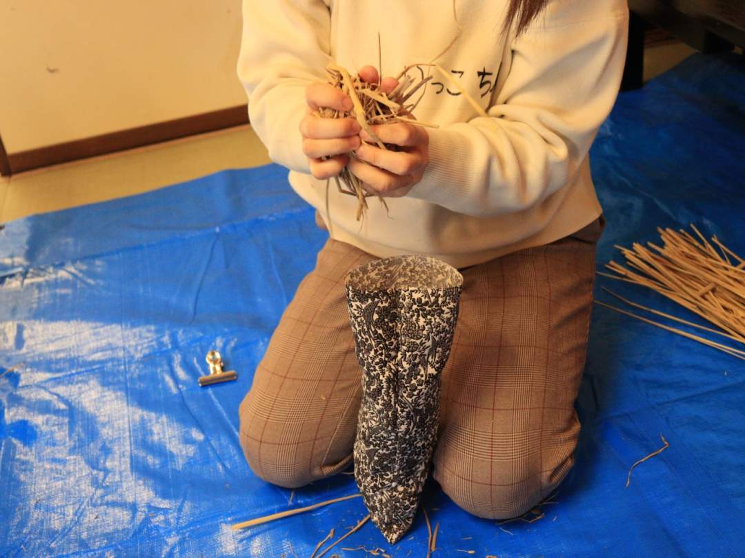 1時間ほどではじまりの時間を終えた後は、冬の手仕事「藁」を使った体験です。
津南町で育てたお米の藁を使い、自分専用の枕をつくります。
自分好みの硬さを考えながら、藁をくしゃくしゃとしたり、
枕に詰めていく時間は無心になれてとても楽しいです。

作った枕は持ち帰り、昼寝用にしたり、仕事の時のクッションとして使えます。
自分で作ったものをお土産として持ち帰ることができるのも嬉しいですね。

冬の手仕事体験を終えたら、みんなで外で焚き火。
(雨の場合は中で火鉢を囲みます)参加者で集まって火を見つめる時間は、ほっと落ち着ける時間です。