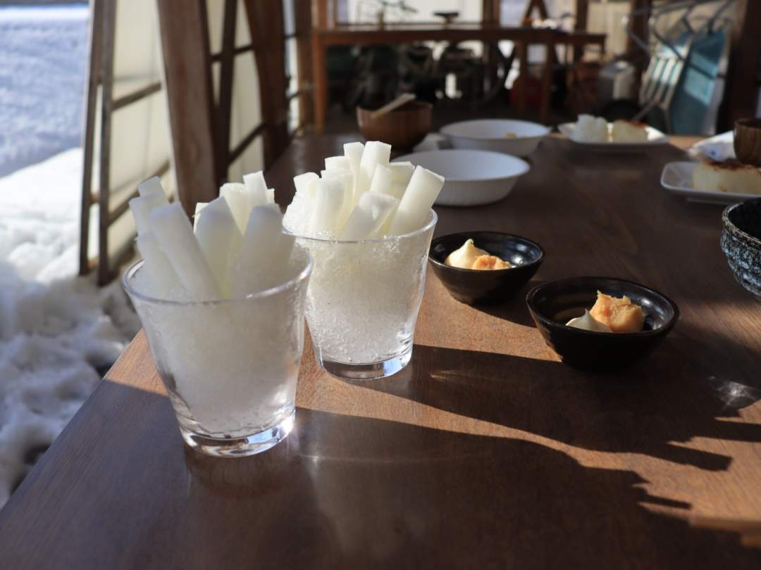 ちゃめ仕事とは、朝食前に行う軽い作業のことです。
ここ雪国では農作業などでちゃめ仕事をしている人が多く、そんな雪国の暮らしを少しでも感じていただければと思います。

今回体験するちゃめ仕事は、大根つぐらから大根を掘り出す作業。
この掘り出した大根は、朝食にみんなでいただきます。
大根を春まで食べれるようにするために作られる大根つぐら。
まさに雪国ならではの暮らしの知恵が詰まっていますね。