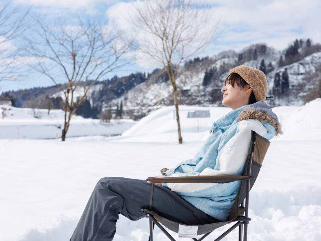 朝食の後は、雪を使った体験です。津南町での冬の暮らしの話を聞きながら、雪の上を実際に歩きます。
そのあとは、チェアリングをして雪景色を眺めたり、雪の上に寝そべってみたり、
1人1人自由に過ごす時間です。雪に囲まれながら1人で過ごす時間は、
リラックスできたり、気づきを得ることができたりします。

この余白の時間がリトリートの醍醐味です。