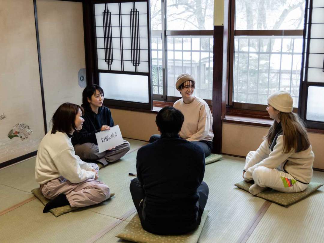 昼食は、地域のお母さんが作る雪国の田舎ごっつぉ(ごちそう)。

一緒に昼食を食べるために、11時頃から準備をし、
12時くらいからお母さんたちと一緒に昼食をいただきます。

地域の方が作ったご飯をいただき、さらに一緒に食べる経験は普段の旅行ではなかなかできない"雪国リトリートならでは" の体験です。

料理のお話や雪国の暮らしのお話などを聞くことで、より雪国についての理解も深まりますし、地域に深く入り込む時間となるはずです。
昼食を終えたらそろそろリトリートも終盤。みんなでリトリートの2日間を振り返る時間です。

そして、14時頃しなの荘にて解散となります。