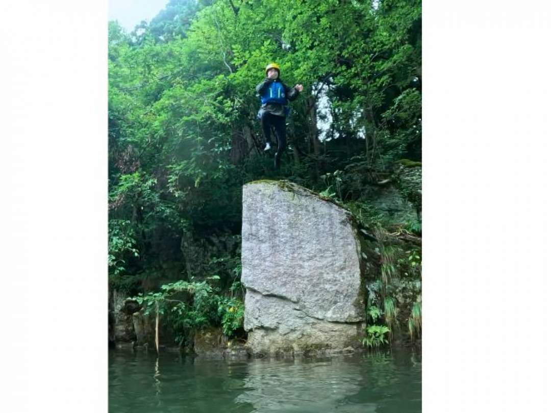 【小学生〜OK】川遊びデビューに最適！穏やかな川でパックラフト体験＆水上ティータイム付（3h）｜初心者・ファミリー歓迎！ガイド歴12年の店主が少人数制でご案内