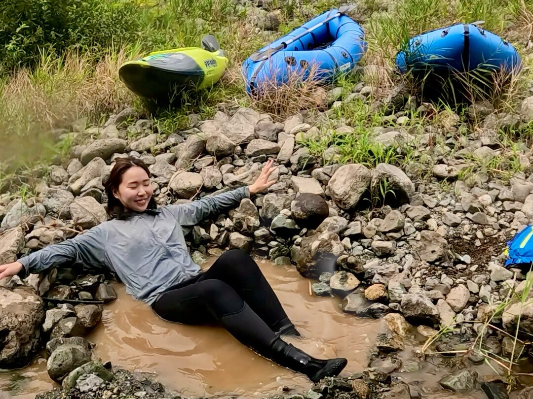 【自ら操船！】パックラフト川下り＆秘境の「野湯」を掘る渓谷ダウンリバー（6h）ランチ・写真・温泉チケット付｜高校生〜大人限定
