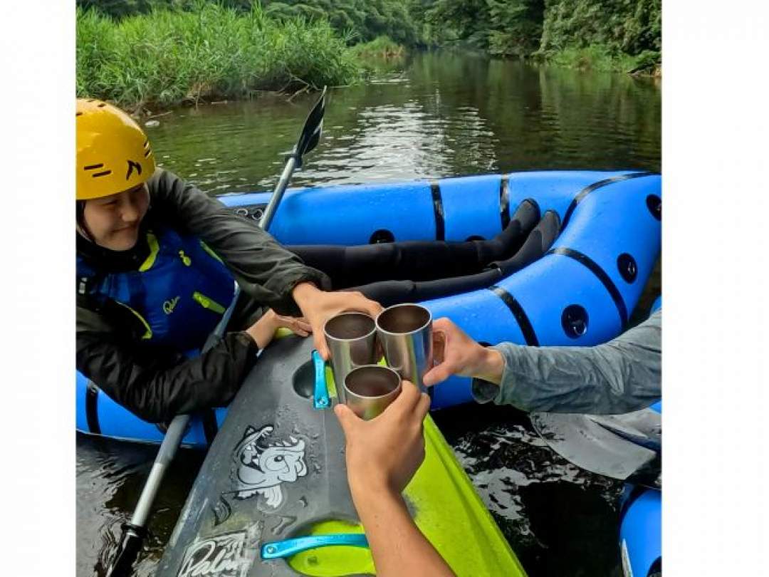 【自ら操船！】パックラフト川下り＆秘境の「野湯」を掘る渓谷ダウンリバー（6h）ランチ・写真・温泉チケット付｜高校生〜大人限定