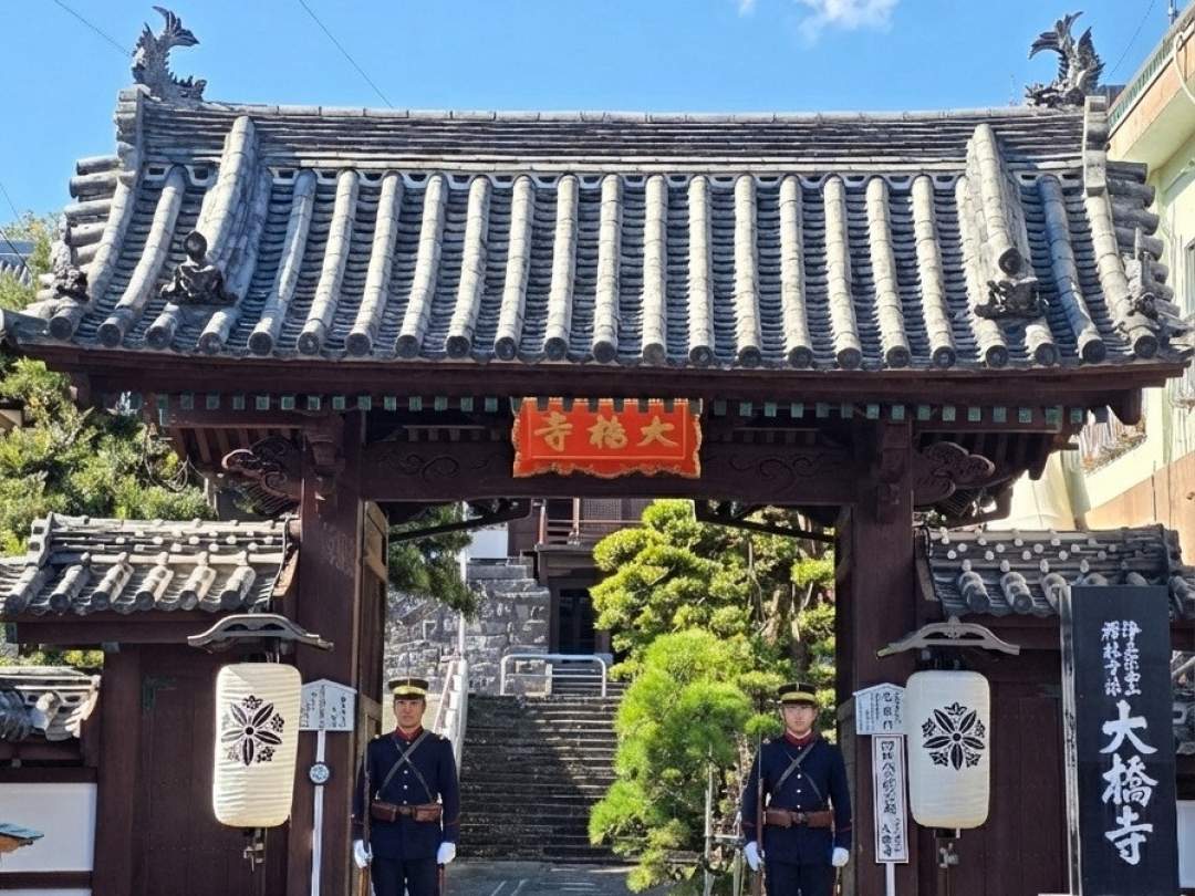 激動の明治維新を今に伝える貴重な場所。官軍の陣で鉄砲の被弾の跡がある。
また、隠れキリシタンを救った歴史に、官軍の情報を命に代えて守った警官の墓もあるお寺。