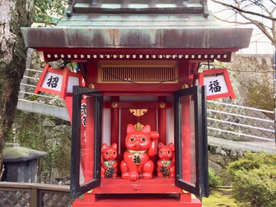 学問の神様と商売繁盛の赤猫神社が同居。赤猫は明治時代臼杵に実在した剛腕商人のあだ名
フーテンの寅さんの撮影現場にもなった場所