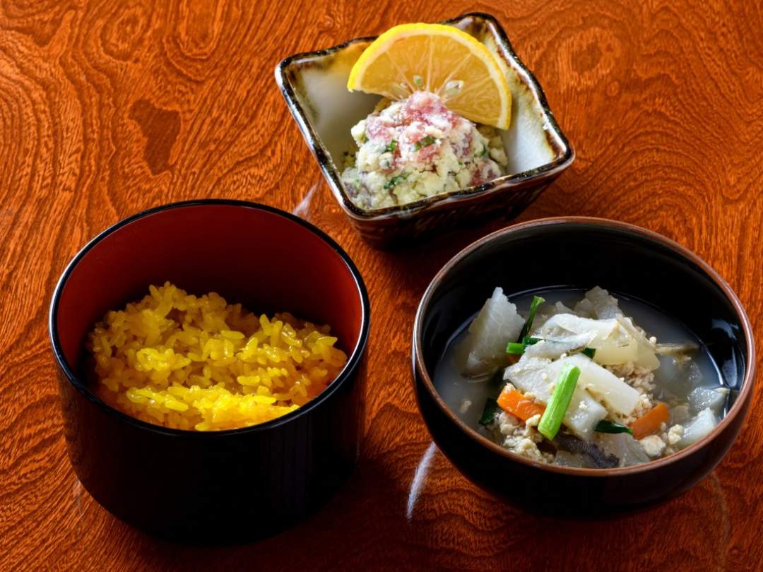 クシナシの実で染めた「黄飯」、魚の切り身をおからで会えた「きらすまめし」