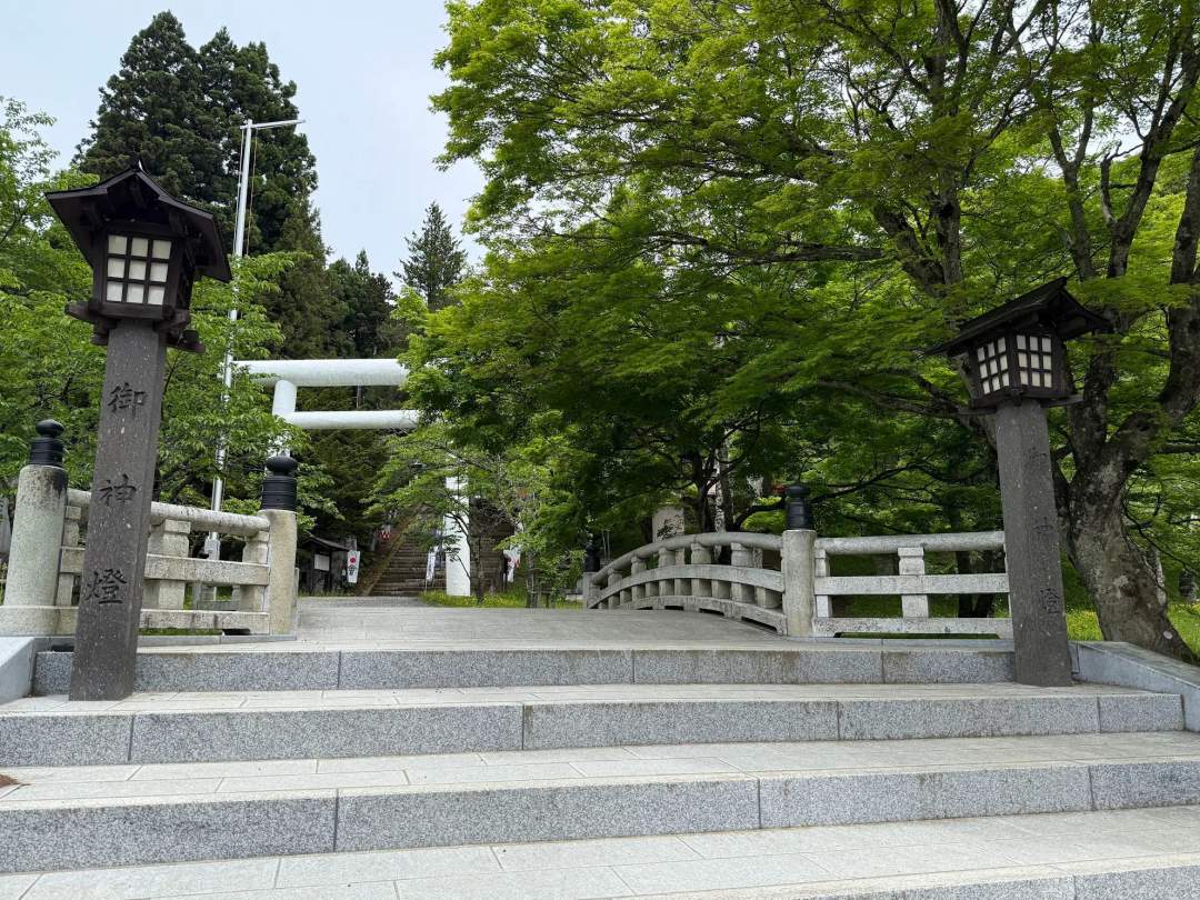 会津初代藩主保科正之公を祀った由緒ある神社。立身出世と子どもを守る神社です。秋の紅葉は特に美しくライトアップに時期にはたくさんの参詣客が訪れます。

9:00　ホテル等指定された場所へお迎えに参ります。