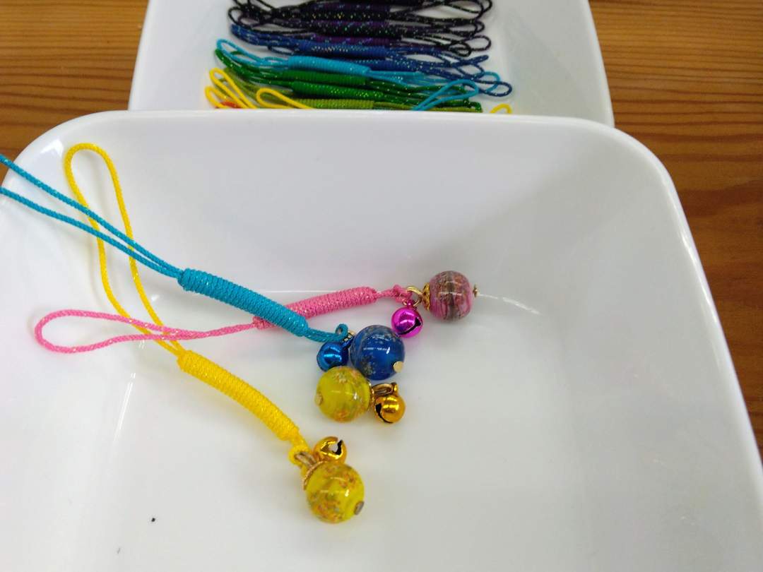 蜻蛉玉は色とストラップの色は好きなお色を
お選び下さいませ
蜻蛉玉は伝統工芸士が作ってある玉を使います