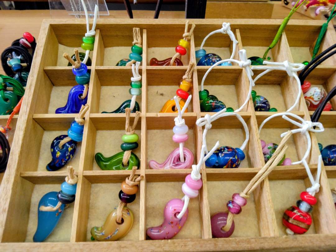 数多くの蜻蛉玉を展示販売しています