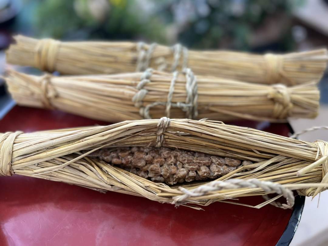 自分で編んだ藁苞で出来上がった納豆は格別です