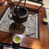 囲炉裏を囲んでお茶を飲みながら、昔話に耳を傾ける