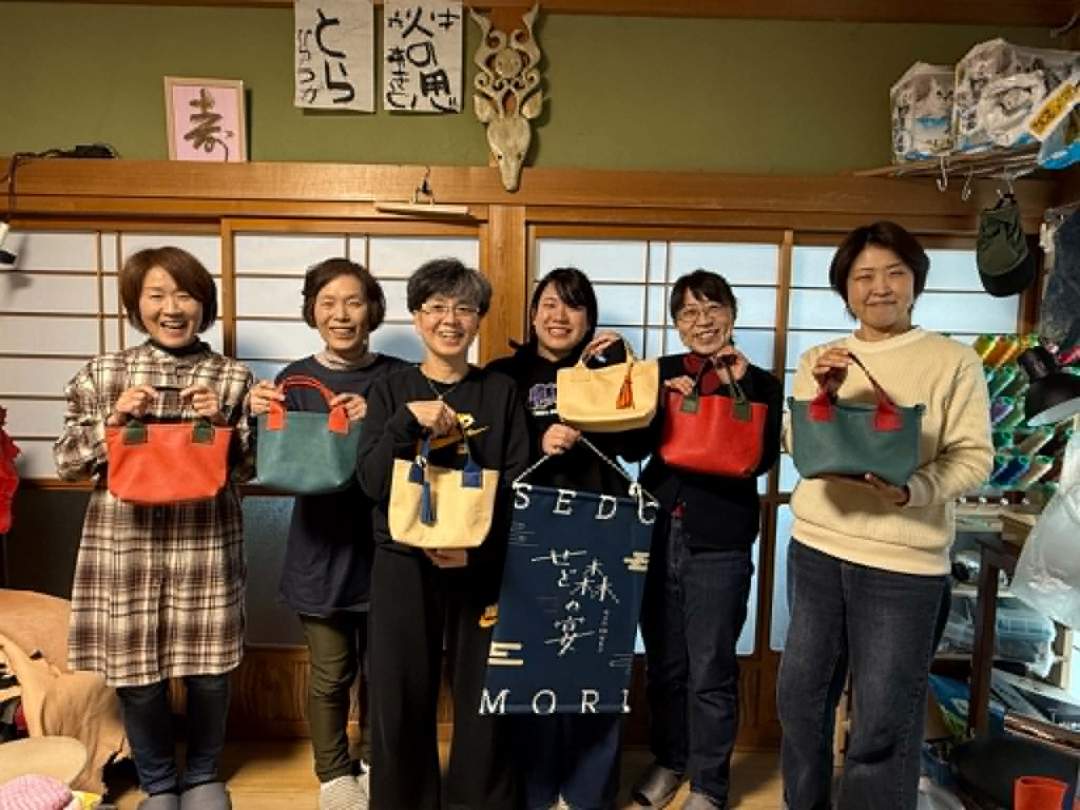 昨年は大人向けに、鹿革のトートバッグ作りを行いました。