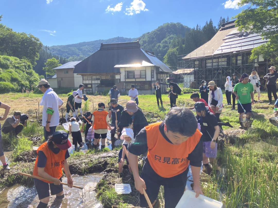 外部のチカラ。疲弊した中山間地域には外部のチカラが必要です。
色んな方の協力を仰いで作業します