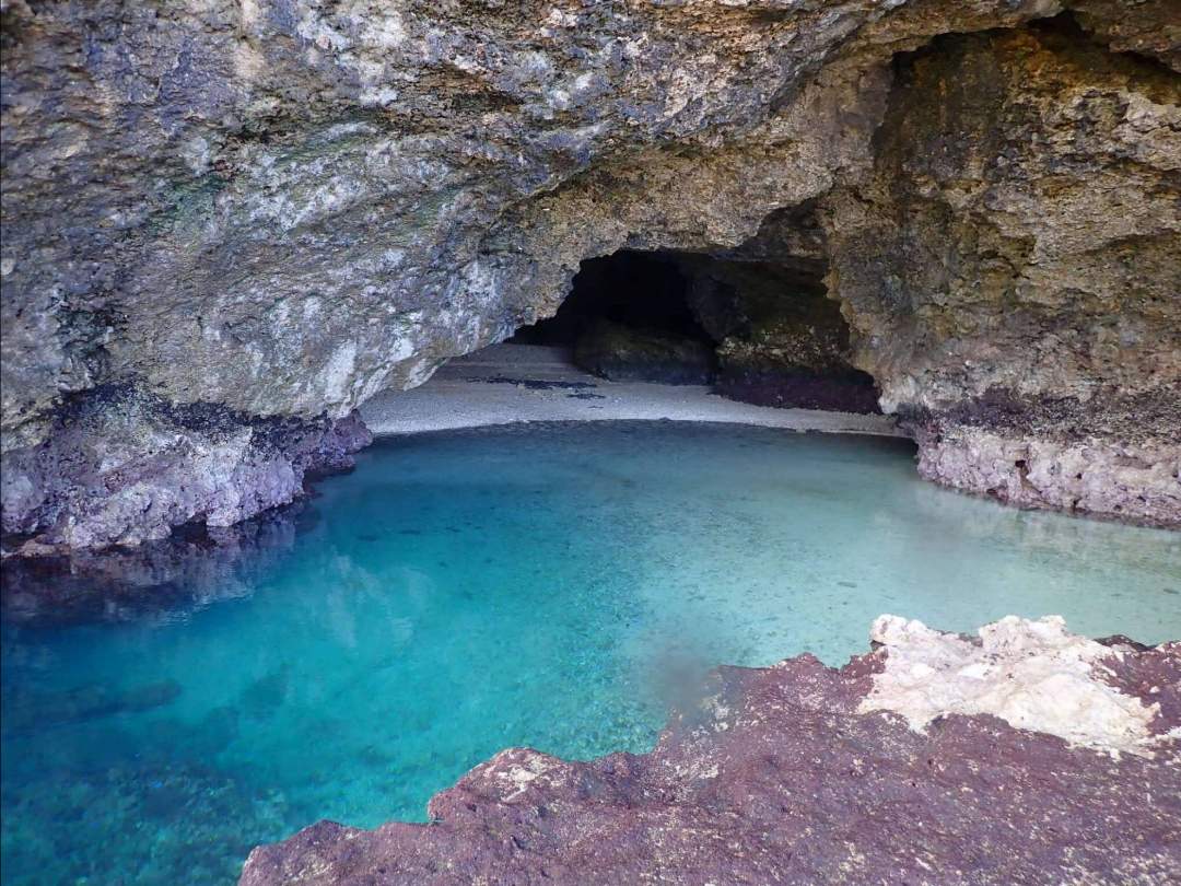話題の秘境「青の洞窟」周辺でのシュノーケリングツアーです。洞窟は太陽に照らされ、その名の通り青く輝きます。周辺の海の透明度は抜群。たくさんのお魚さんたちと一緒に泳ぎましょう！