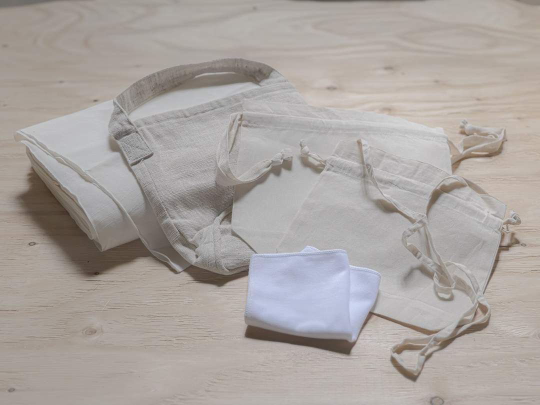 染めたい商品を1つ選び、
おでかけのお供に藍染を！

ハンカチ・てぬぐい・巾着など、
小さな商品が選べます。