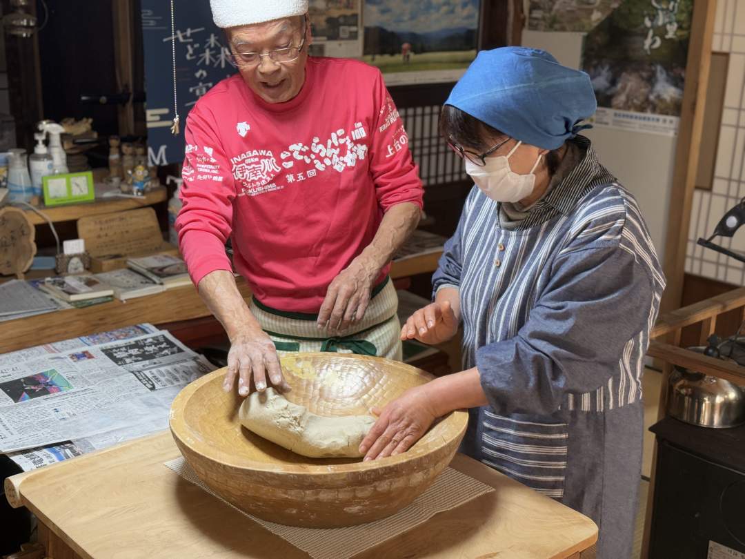 水の量がそばの命。丁寧に、丁寧に粉と水を合わせていきます。