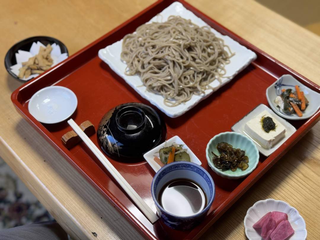 茹で方も一緒に教わり、食卓へ。そばだけでなく、手作りの付け合わせも絶品。