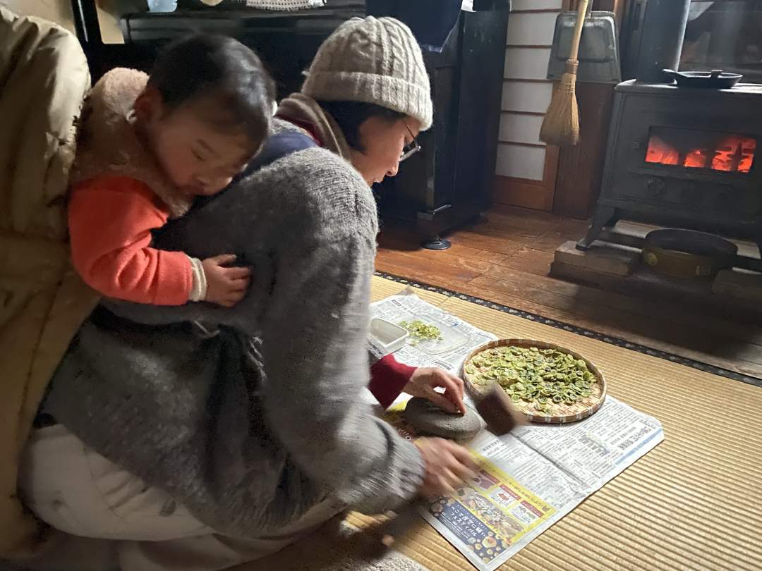 薪ストーブに当たりながら作業。
いい時間です。