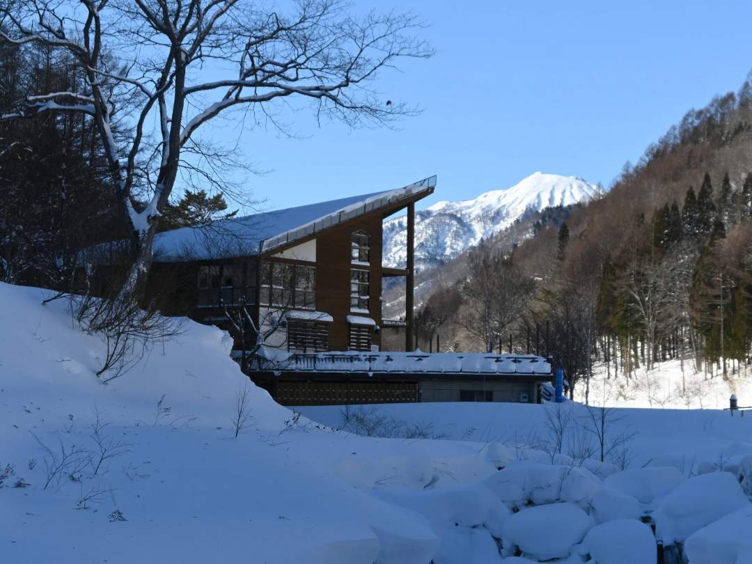 【福島県・檜枝岐村】秘境スノーハイク｜歩くスキーでミニ尾瀬公園を巡る冬の絶景体験