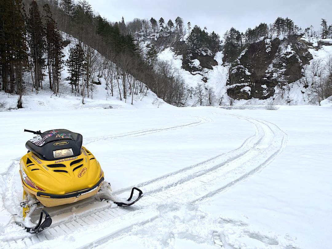 【福島・昭和村】スノーモービルで雪原ツーリング！築150年以上の古民家に泊まる、冬の秘密基地体験