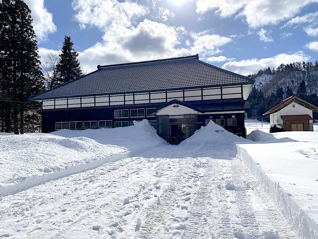 【福島・昭和村】スノーモービルで雪原ツーリング！築150年以上の古民家に泊まる、冬の秘密基地体験