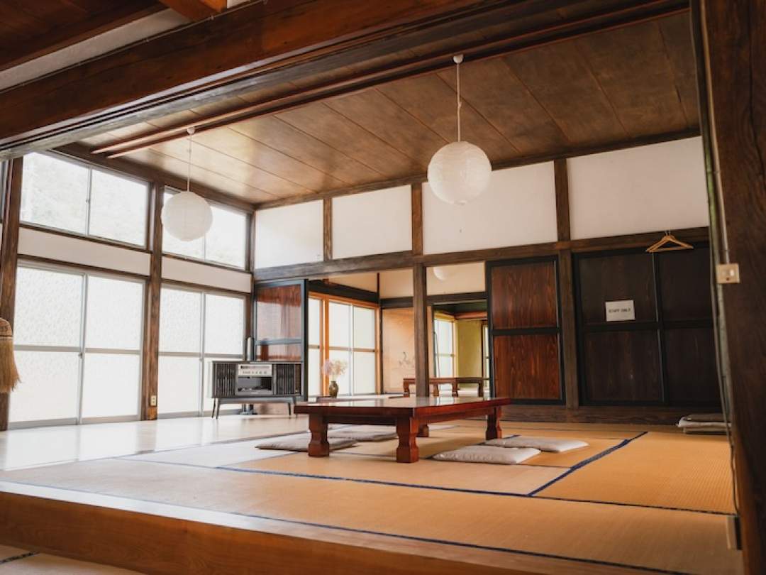 【福島・昭和村】スノーモービルで雪原ツーリング！築150年以上の古民家に泊まる、冬の秘密基地体験