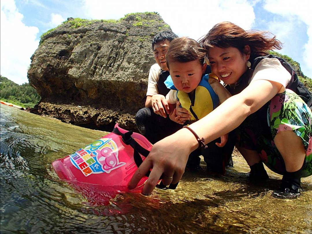 干潮時の浅瀬には、潮だまりができそこには小さな熱帯魚たちが泳いでいます！
自然の水槽の中を箱メガネでのぞいてみましょう！
カヤックの上からも海の中を見れる便利な箱メガネ！！