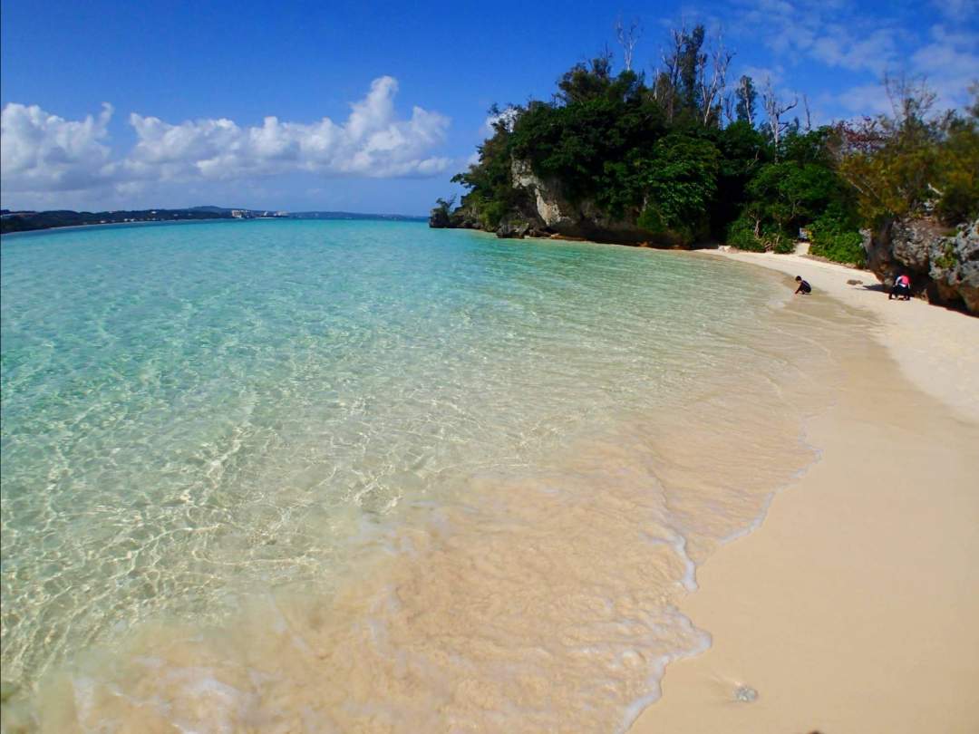 そこにはイメージしていた南国の無人島が！！
青く透き通った海に白い砂浜！
ここに、上陸したとき沖縄に来たな～と実感できます！