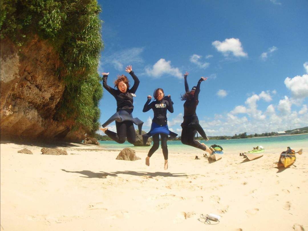 お約束のジャンプショット☆
無人島は、綺麗な白いサラサラの砂浜～！！
上陸したときには、テンションは自然に最高潮に！