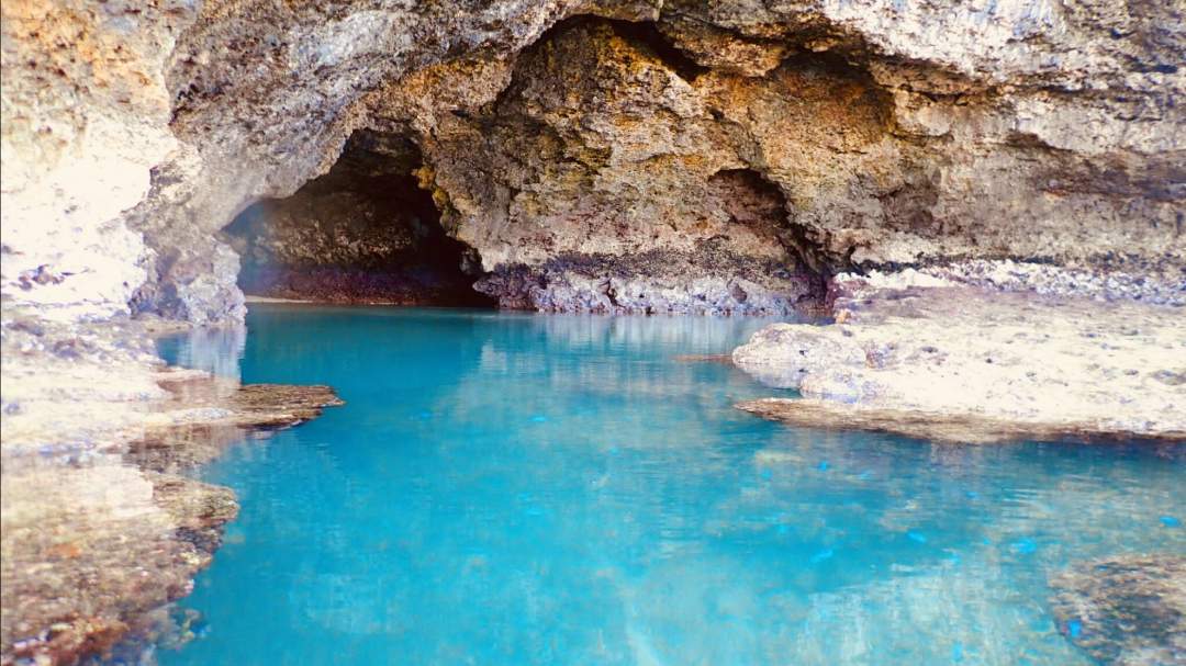 青の洞窟 イタリアや沖縄本島だけでなく、石垣島にも「青の洞窟」呼ばれる場所が存在します。洞窟は太陽に照らされるとその名の通り青く輝きます。周辺にはたくさんの魚たちが集まる海溝があり人気のシュノーケリングスポットです。