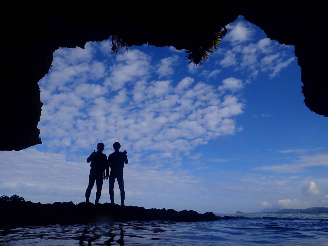 【沖縄・石垣島】【半日】ウミガメに会えるかも！話題の秘境「青の洞窟」を望む半日シュノーケリングツアー【写真データ無料】