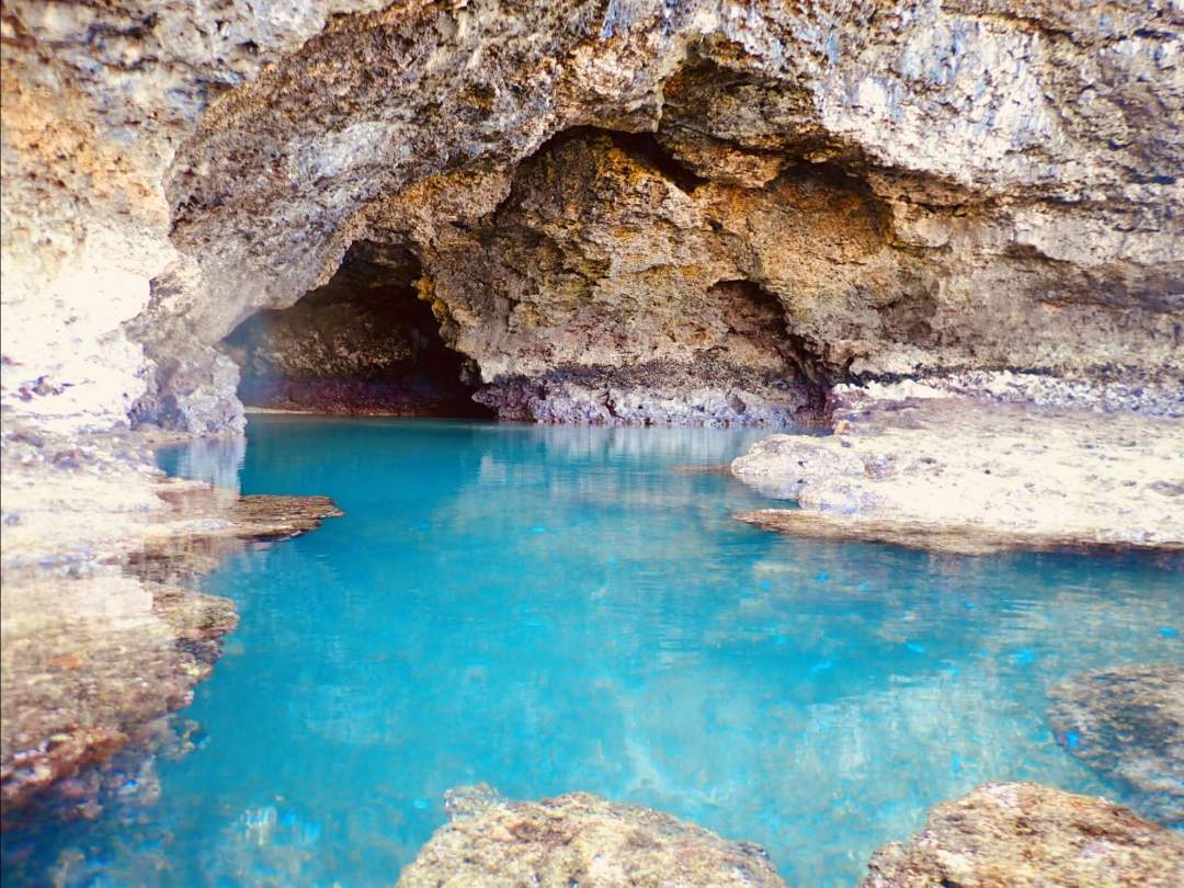 青の洞窟 話題の秘境「青の洞窟」周辺でのシュノーケリングツアーです。洞窟は太陽に照らされ、その名の通り青く輝きます。