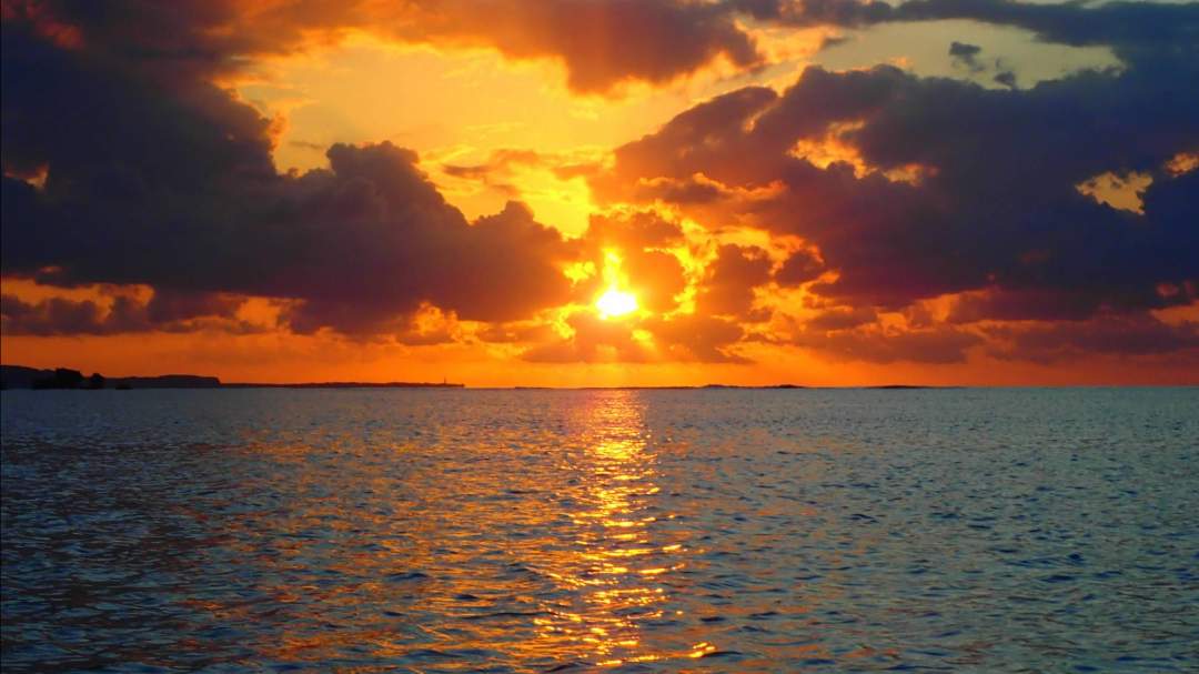 フィールドは宮古島の絶景ビーチ 宮古島の海は、沖縄屈指の透明度！早朝の海はとても穏やかで、独特な雰囲気が流れています！