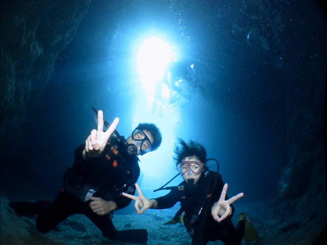《沖縄・恩納村》1組貸切！【青の洞窟体験ダイビング】Gopro9で写真動画＆エサやり無料！