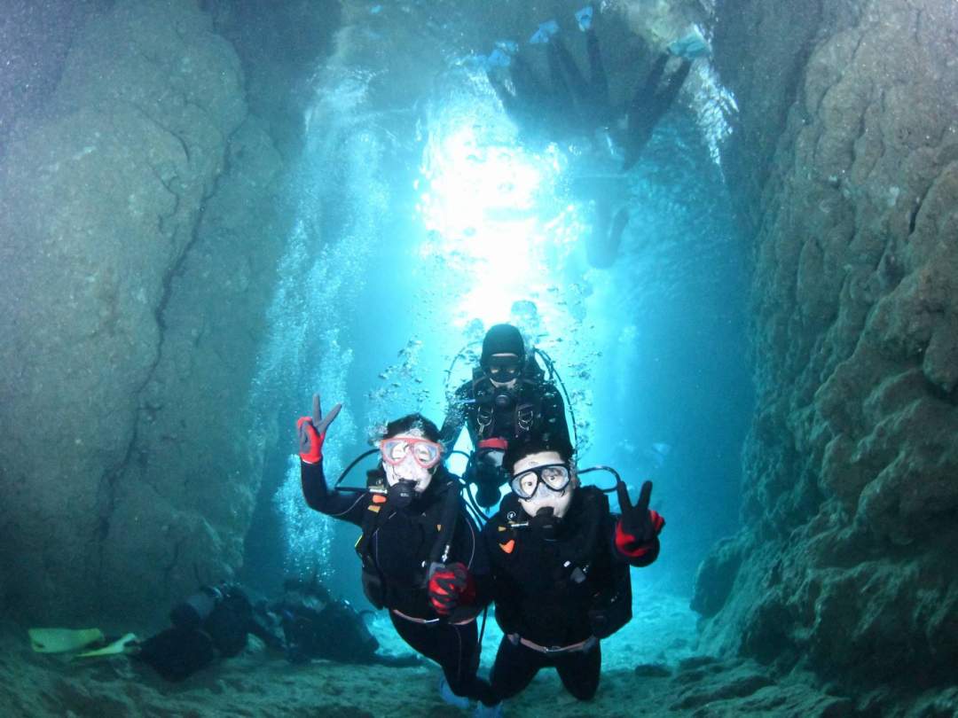《沖縄・恩納村》1組貸切！【青の洞窟体験ダイビング】Gopro9で写真動画＆エサやり無料！