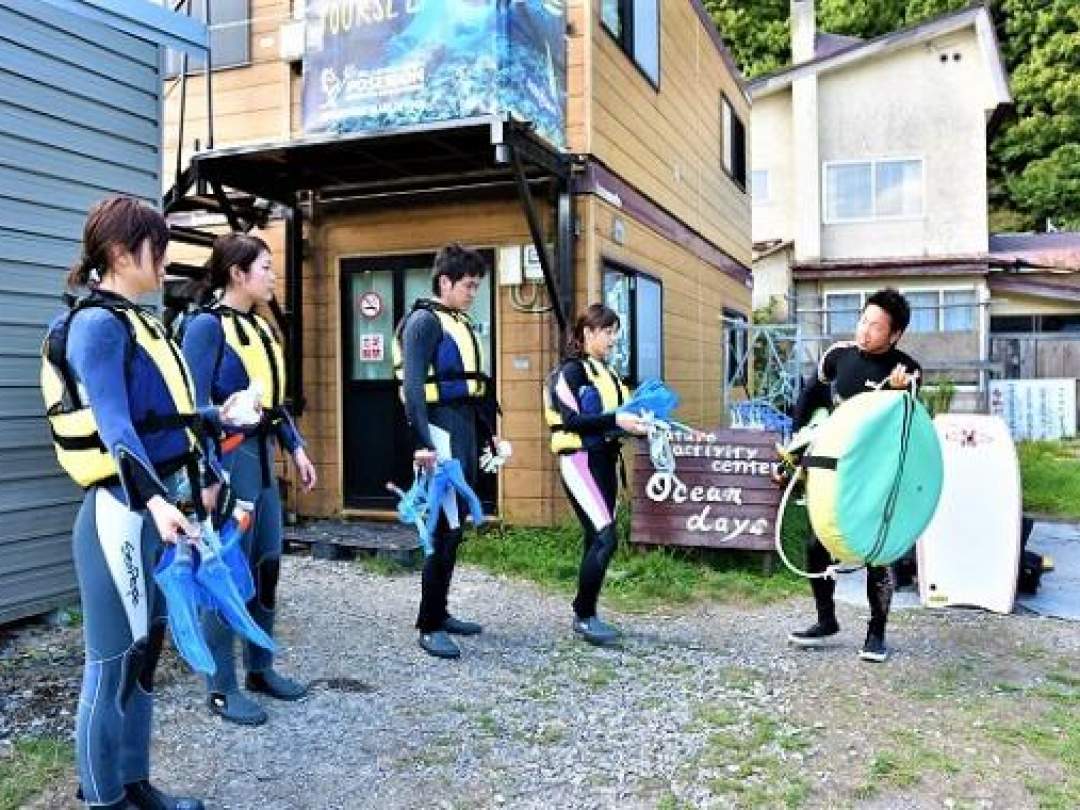 お店に到着！！　インストラクターの説明をしっかり聞いてね。  さあ、ウエットスーツに着替えて出発！！